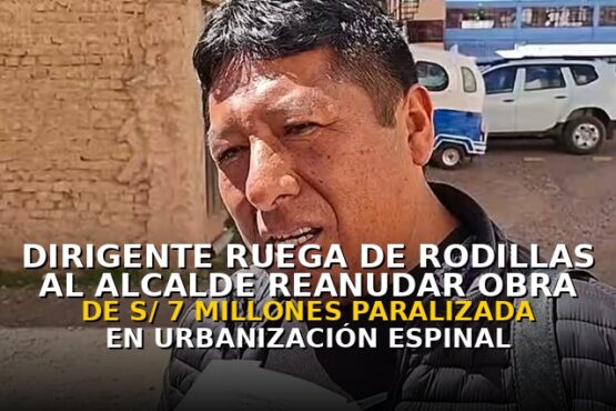 Dirigente ruega de rodillas al alcalde reanudar obra de S/ 7 millones paralizada en urbanización Espinal de Juliaca
