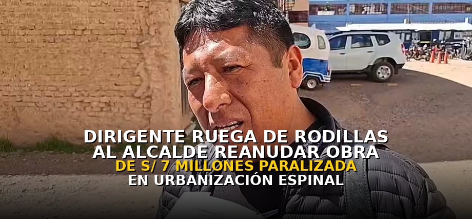 Dirigente ruega de rodillas al alcalde reanudar obra de S/ 7 millones paralizada en urbanización Espinal de Juliaca